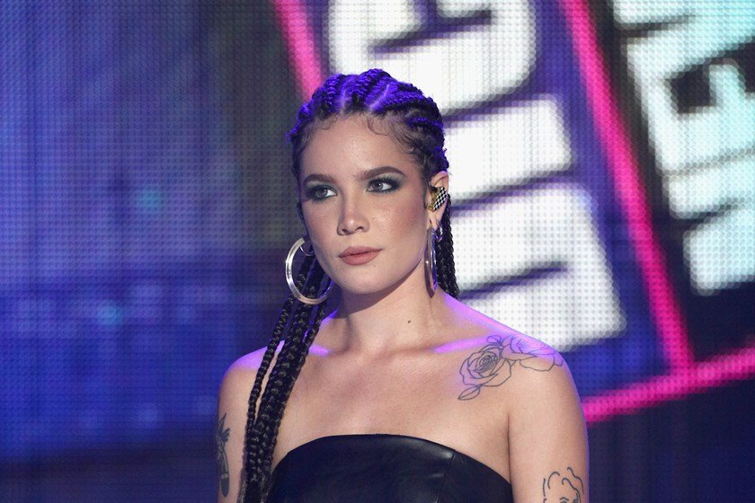 Cantora diz que leite materno deixa a pele perfeita; médica avalia 4