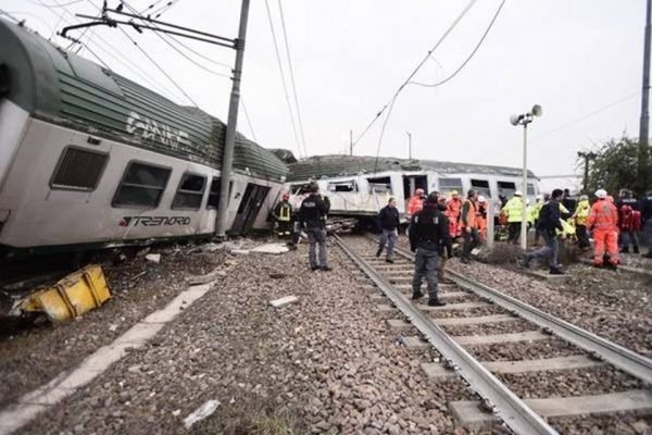 Trem descarrila perto de Milão, na Itália, e deixa mortos e feridos