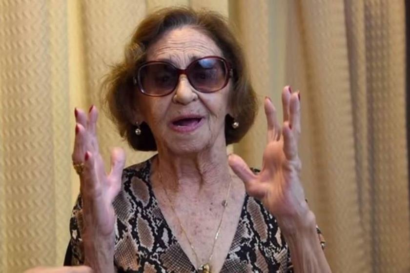 Foto colorida de Laura Cardoso com óculos escuros - Metrópoles