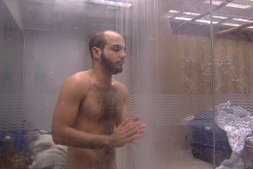 BBB 18: Mahmoud toma banho pelado.