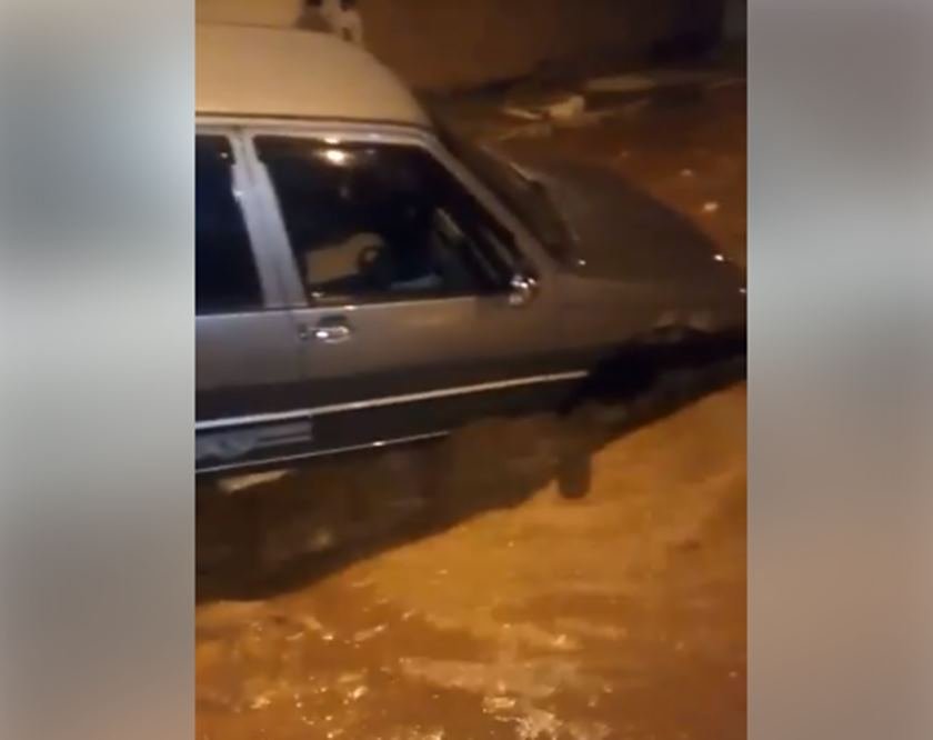 carrro engolido