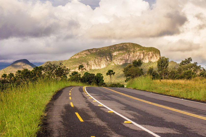 Rodovia GO 239, em Goiás, na região da Chapada dos Veadeiros. Morro da Baleia ao fundo