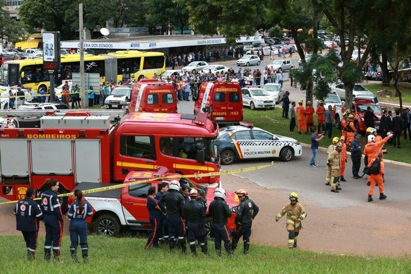 Viaduto desabou no eixão sul