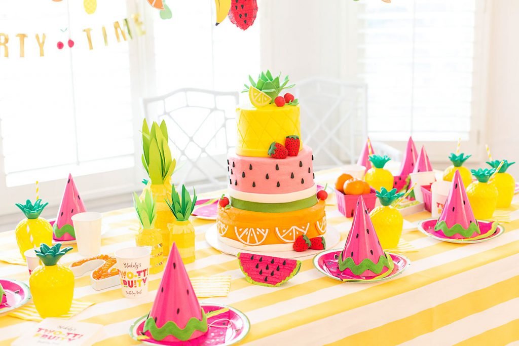 twotti-fruity-party-table.bella-fiore-festas-infantis-tema-tendencia-2018-decoracao-lhama-cactos-deserto-frutas-1024x683