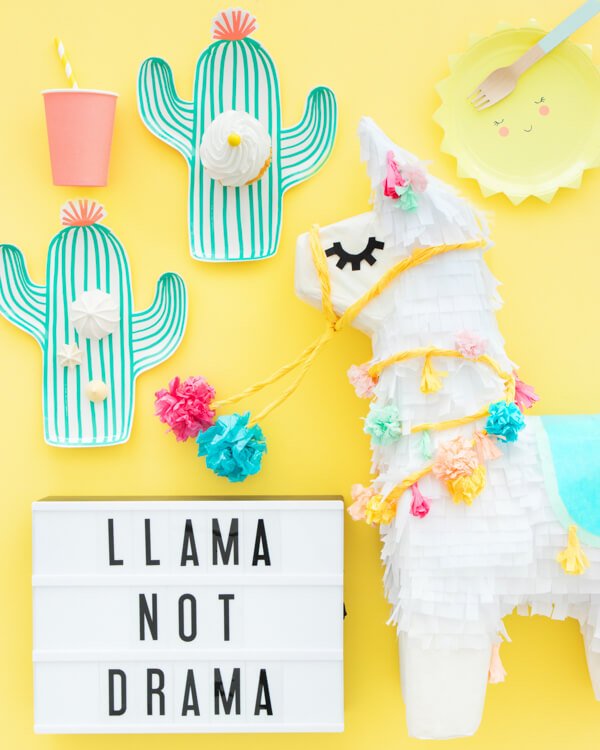 Llama-Pinata-Makeover-Web-A-0005.bella-fiore-festas-infantis-tema-tendencia-2018-decoracao-lhama-cactos-deserto-frutas