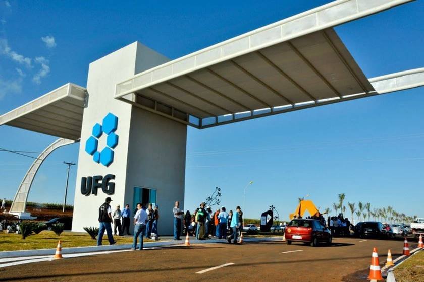 Imagem colorida mostra fachada da Universidade Federal de Goiás (UFG), em Goiânia - Metrópoles
