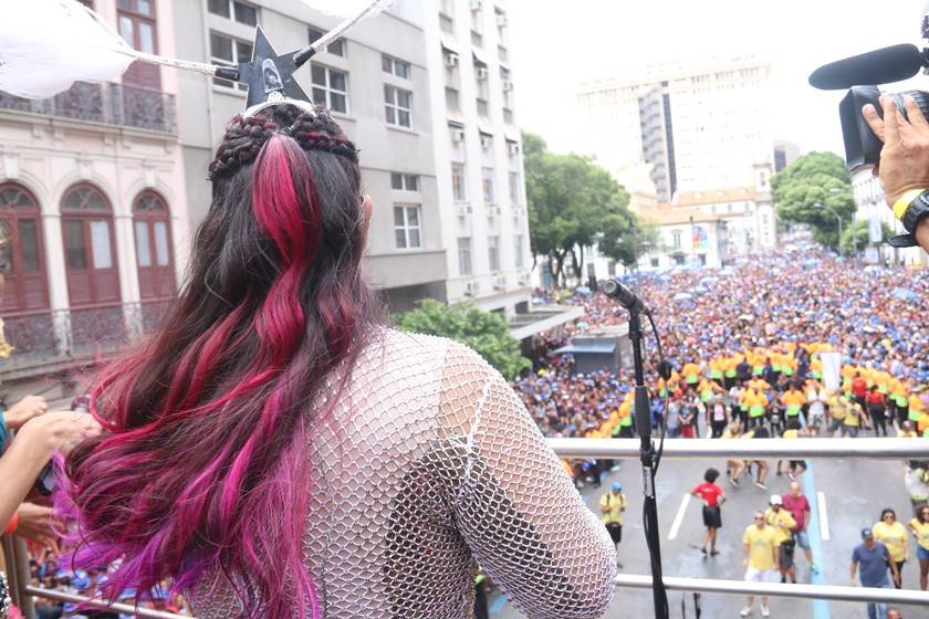 Carnaval: conheça 4 maneiras para pintar os cabelos sem danificar os fios