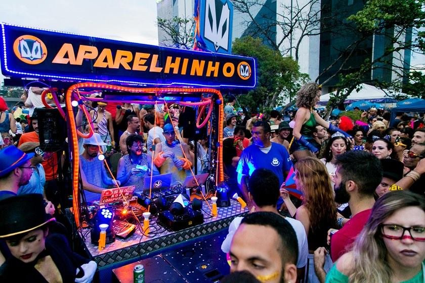 Bloco Aparelinho e Divinas Tetas