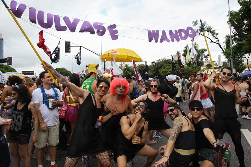 DESFILE DO BLOCO ENTAO BRILHA EM BH