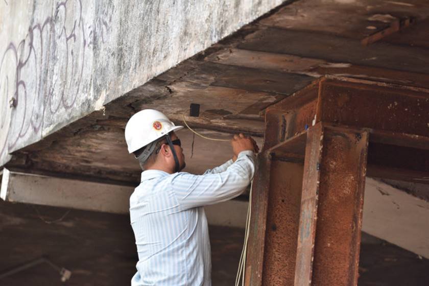 Engenheiros colocam sensores em viaduto
