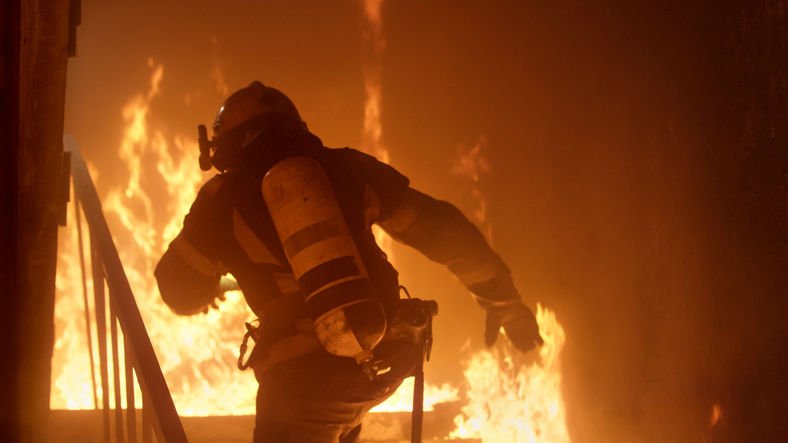 Incêndio atinge cinco casas e deixa um morto em São Paulo