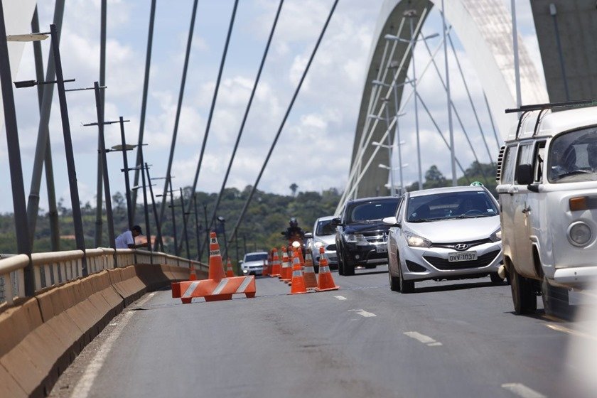 ponte jk faixa interditada