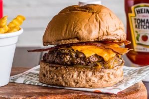 Lanchonete cria opção de hambúrguer com pequi