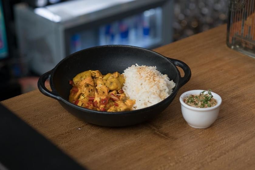 Moqueca de salmão, arroz de coco e farofa de bacon