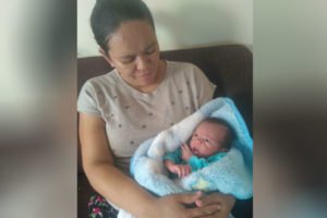 Grávida dá à luz em casa após tentar atendimento em dois hospitais