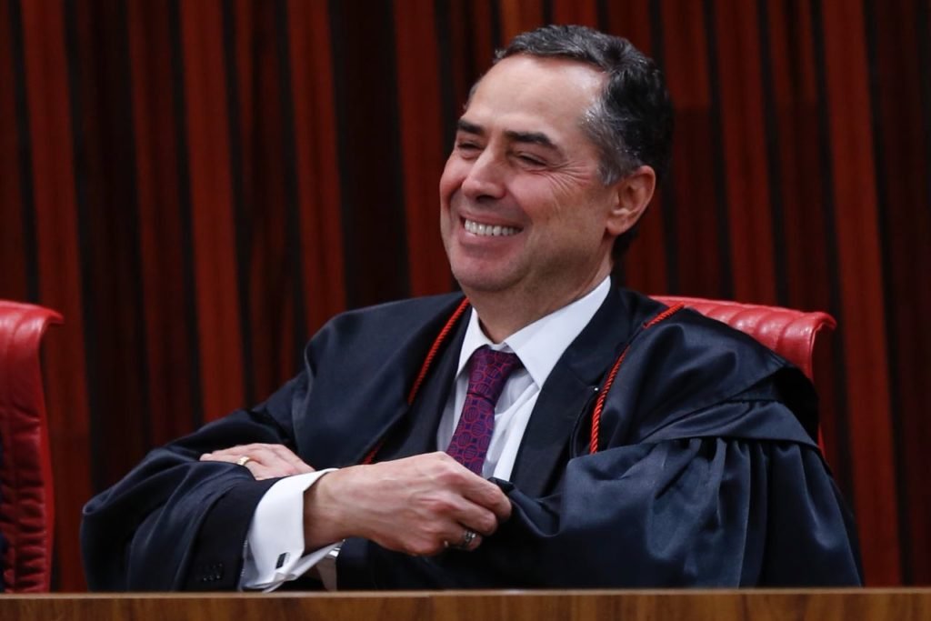Imagem colorida do ministro Luís Roberto Barroso