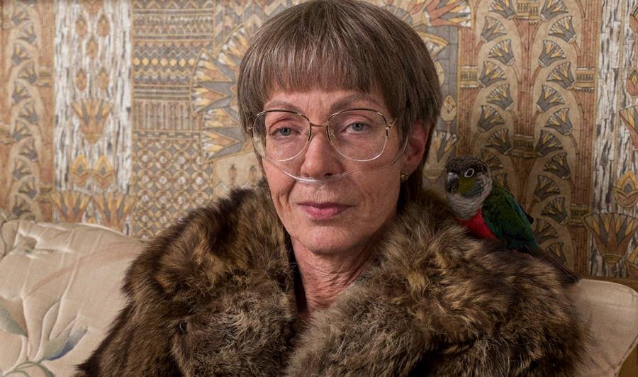 3-_LaVona_Golden_(Allison-Janney)_and_her_pet_bird_in_I,_TONYA,_courtesy_of_NEON