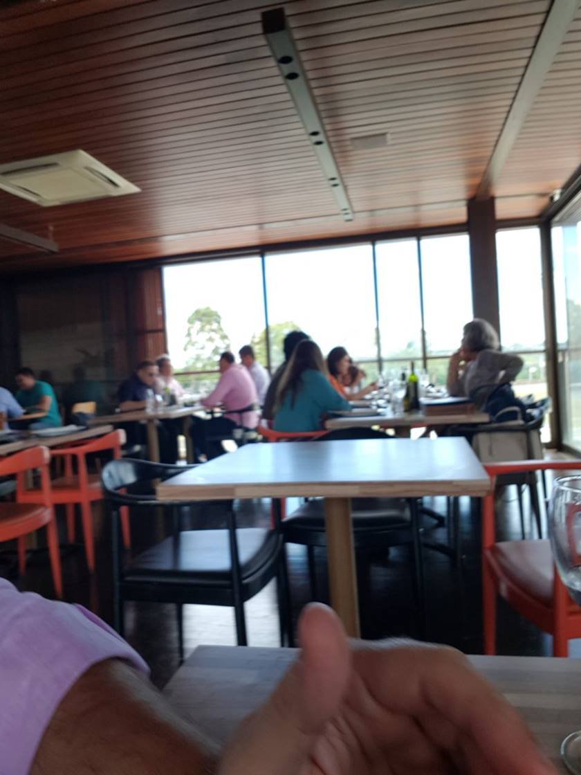 renata em restaurante 2