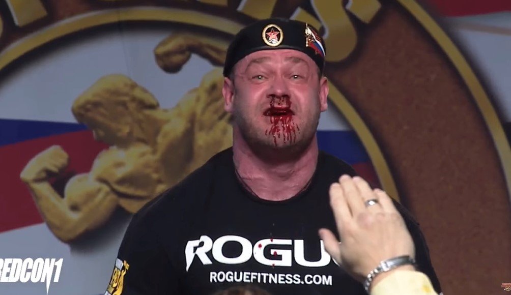 Vídeo. Atleta faz força ao levantar peso e jorra sangue pelo nariz
