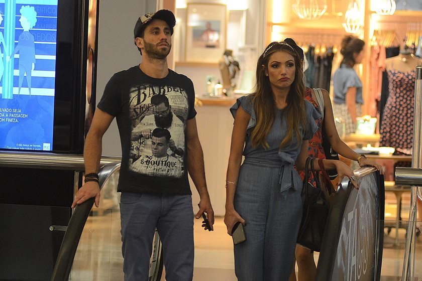 Patrícia Poeta é vista passeando em