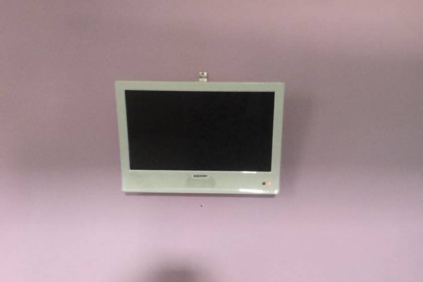 a-suite-encntrada-na-cadeia-de-benfica-tem-cama-piso-porcelanato-e-televisao.