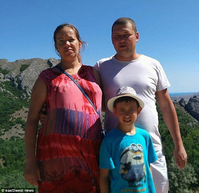 49F543B900000578-5471653-Heartbreaking_Mrs_Simonova_is_pictured_with_husband_Oleg_who_wit-m-29_1520407819759