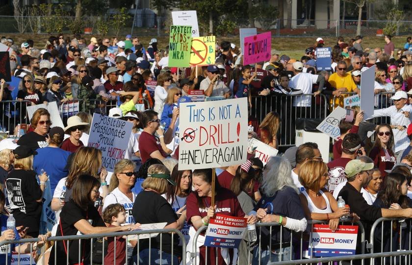 Estudantes dos EUA se mobilizam em 800 cidades em marcha contra armas