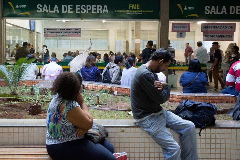 Pessoas sentadas em muretas brancas