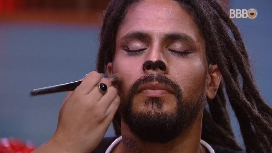 viegas-ganha-maquiagem-para-festa-circo-1522533322128_v2_900x506