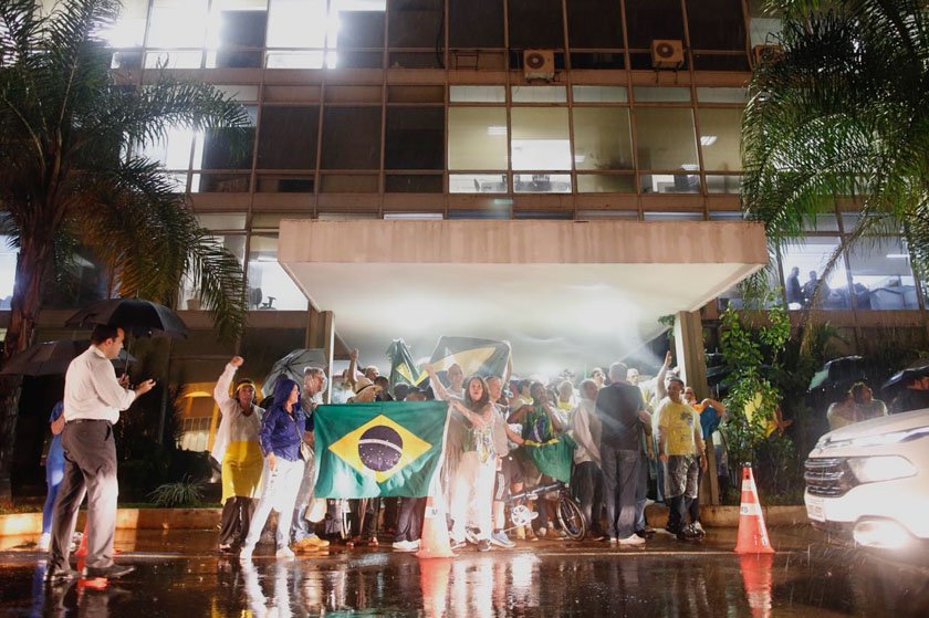 manifestantes pedem prisao lula