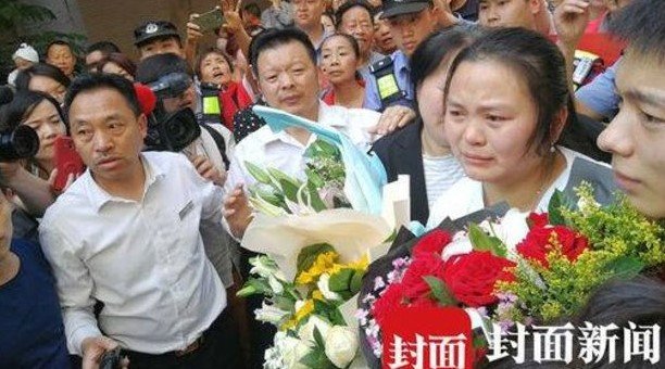 Casal finalmente reencontra filha 24 anos após seu desaparecimento