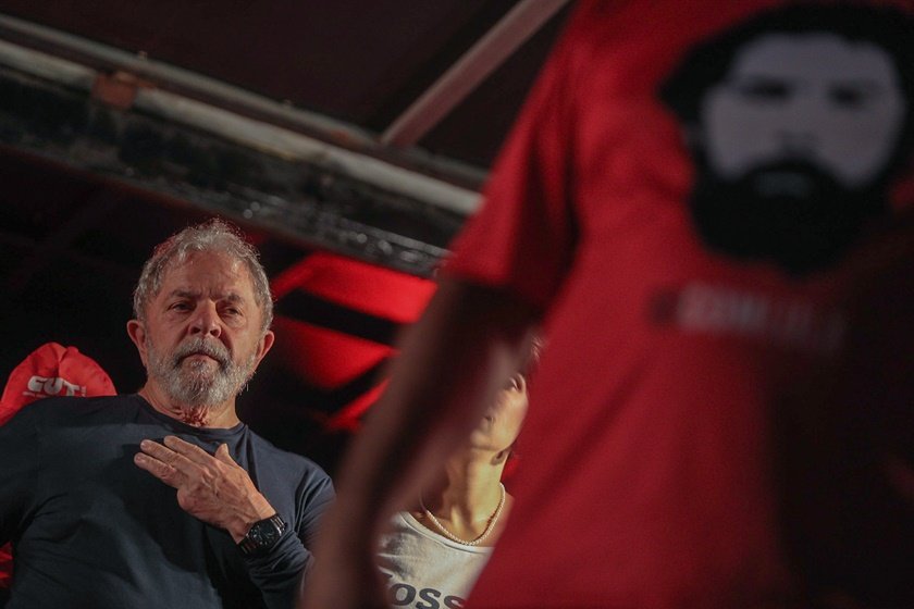 Moro dá até amanhã para Lula se apresentar à PF