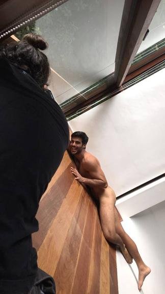 anderson-tomazini-posa-para-ensaio-ousado-804201