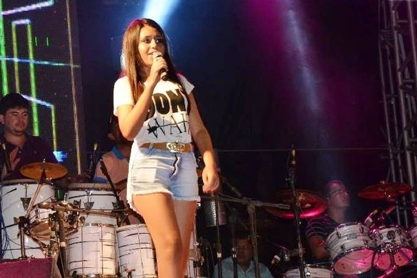 eduarda-brasil-no-carnaval-de-2016-com-a-banda-forro-de-arroma-cajazeiras-pb-2-