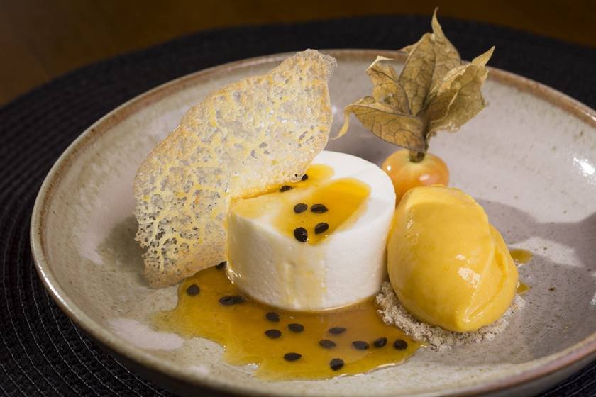 Frutas amarelas bavaroise de limão siciliano, sorvete de manga e calda de laranja e maracujá