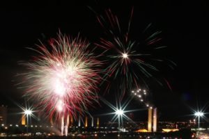 Fim de ano: música alta e fogos de artifício podem afetar audição