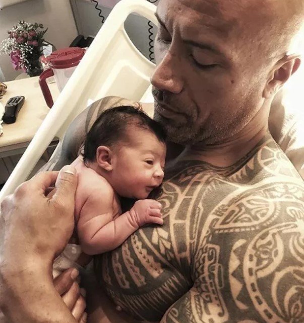 Nasce Terceira Filha Do Ator Dwayne Johnson O The Rock Fama Di Rio Online Dol