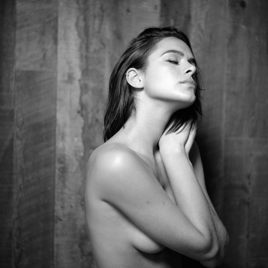 Bruna Marquezine Posa De Topless E F S Enlouquecem Brudeusa Metr Poles