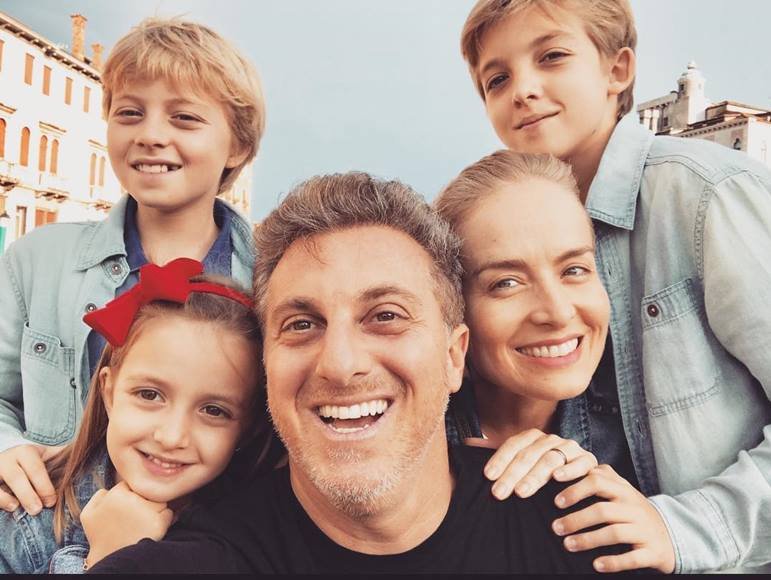 Luciano Huck, Angelica com os filhos Eva, Benicio e Joaquim