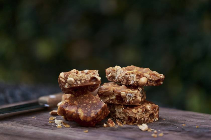 Pé de moleque: receita do doce tradicional de amendoim e rapadura