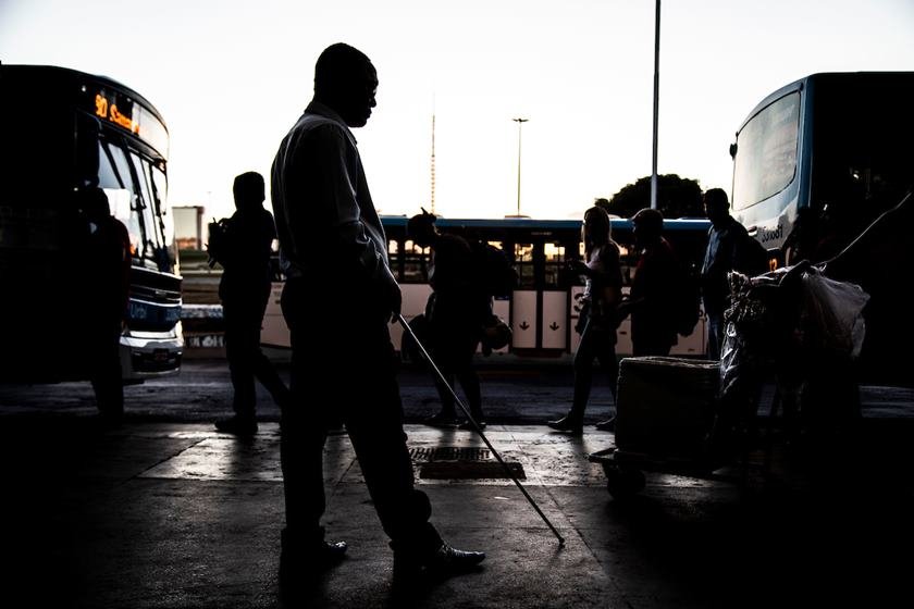 Homem cego andando com vara na rodoviária