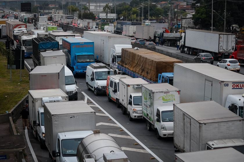 Protestos de caminhoneiros continuam mesmo após acordo anunciado pelo governo