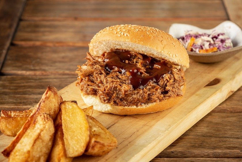 NOSSA COZINHA BISTRÔ - Pulled pork BBQ sandwich -Crédito Telmo Ximenes reduzida