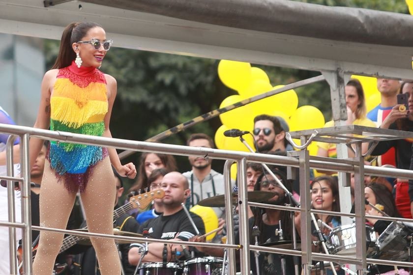 Anitta Agita O Público Com Show Na Parada Lgbt De São Paulo Metrópoles