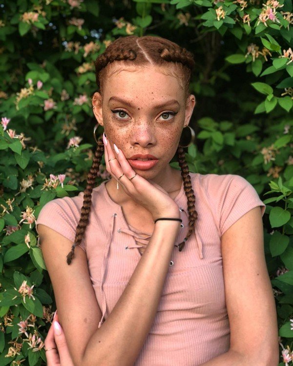 Aleece Wilson iniciou sua carreira de modelo aos 18 anos. A jovem já desfilou por estilistas renomados, como Alexander Wang e Marc Jacobs