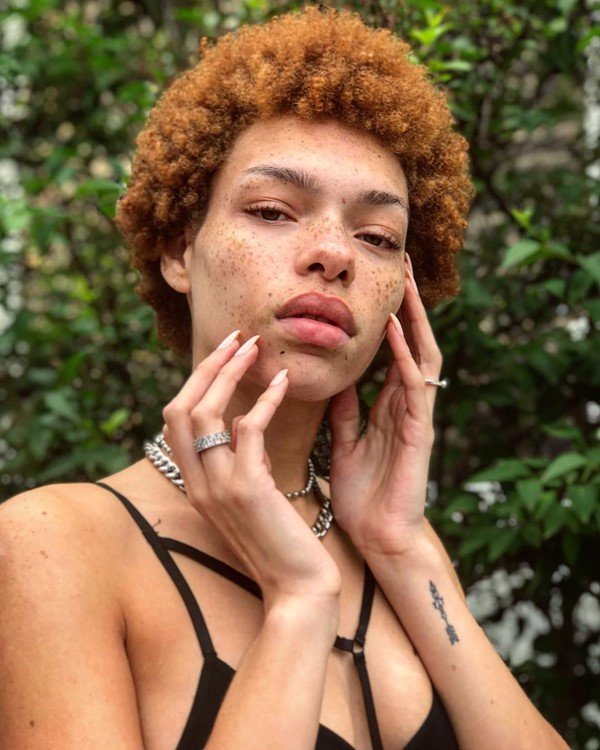 As sardas são característica de boa parte da família Carissa Pinkston. Ela é contra cobrir as próprias sardas para sair de casa, pois acredita que as marcas no rosto a deixam mais forte