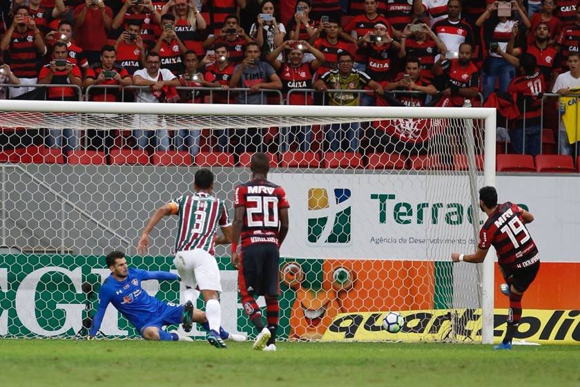 Em jogo quente, Fluminense marca no fim e vence o Flamengo