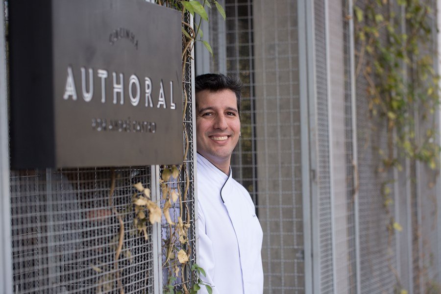 Na foto, o chef André Castro em frente a fachada do Authoral - Metrópoles