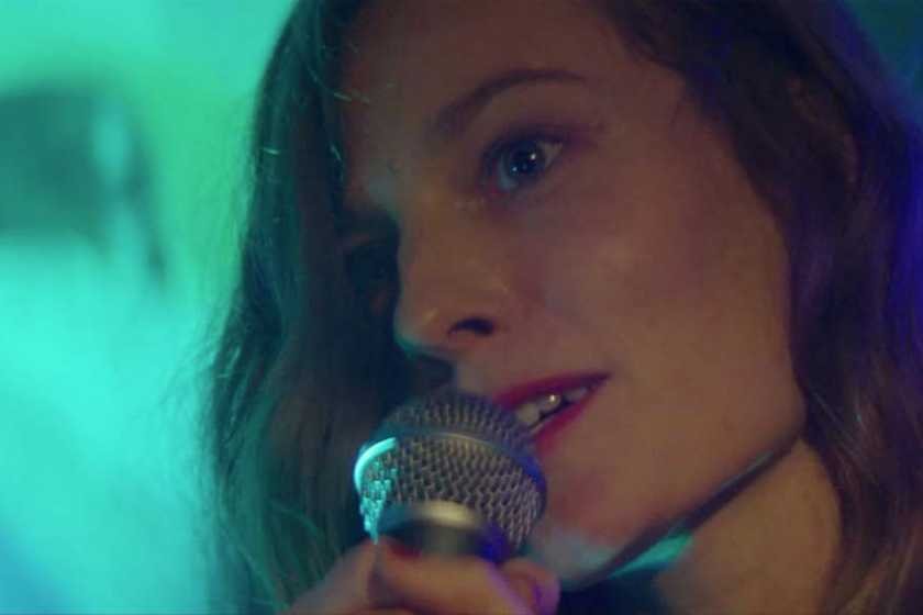 uma escala em paris cred stray dogs distribution