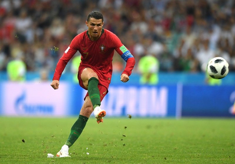 Com três de Ronaldo, Portugal e Espanha empatam na estreia de